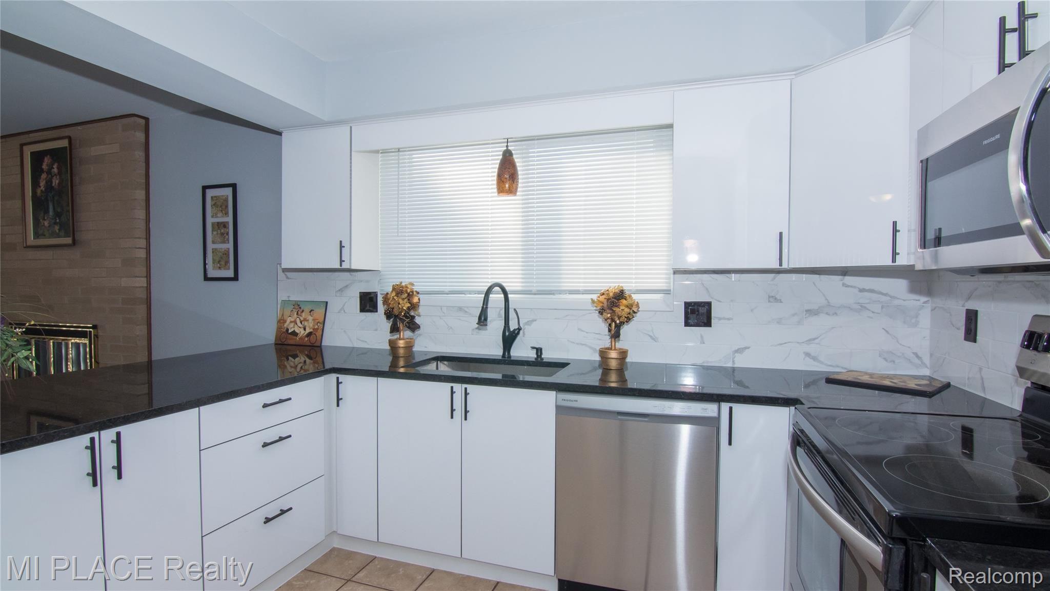 17111 Westhampton Road Southfield, MI 48075 - Photo 25 of 43 Tour#001--17111 Westhampton Rd, Southfield, MI4.jpg