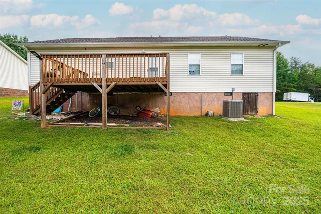 a view of a house with backyard and porch