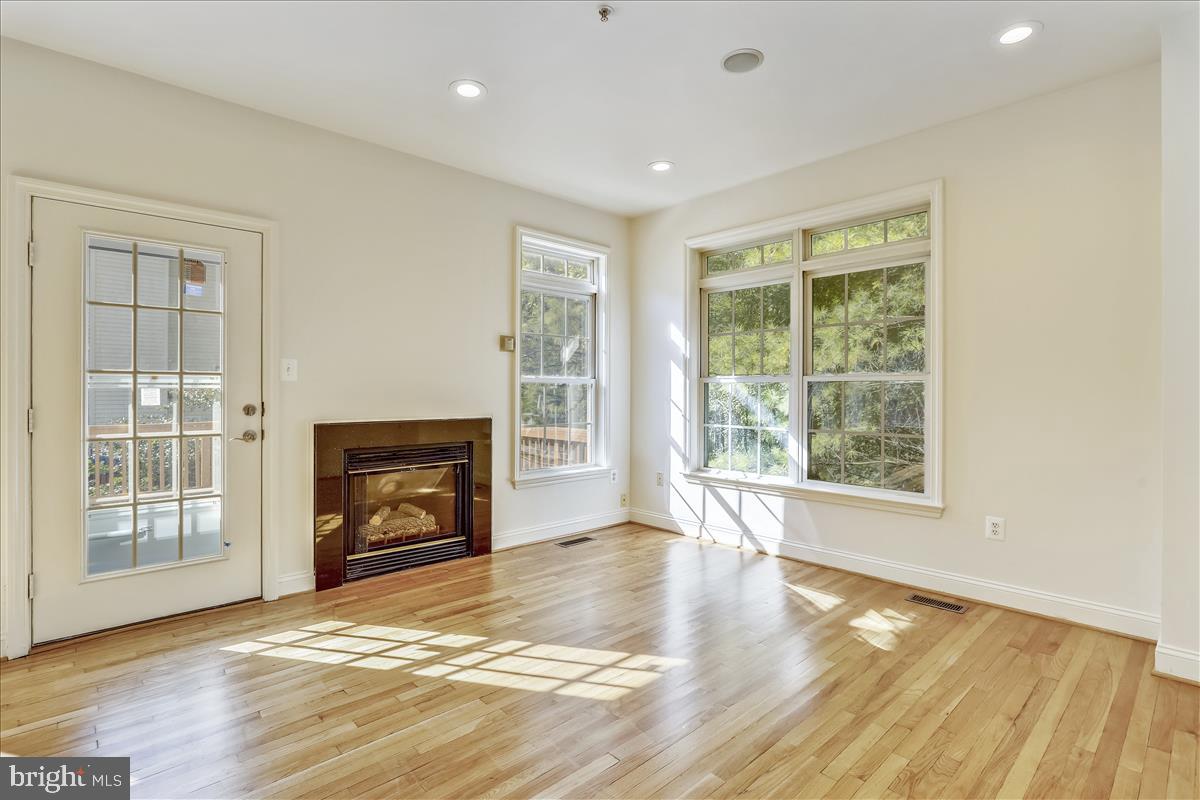 6410 Springview Place Rockville, MD 20852 - Photo 12 of 58