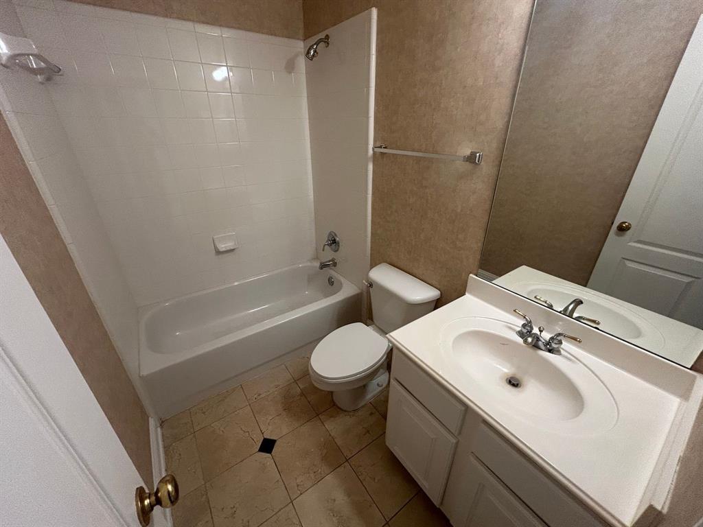 588 Southridge Way Irving, TX 75063 - Photo 11 of 26 a bathroom with a sink toilet and shower