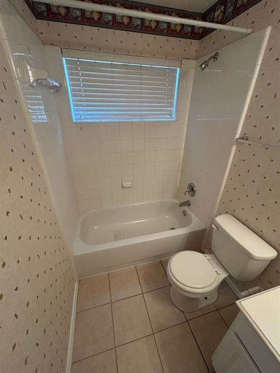 588 Southridge Way Irving, TX 75063 - Photo 12 of 26 a bathroom with a toilet and a bathtub