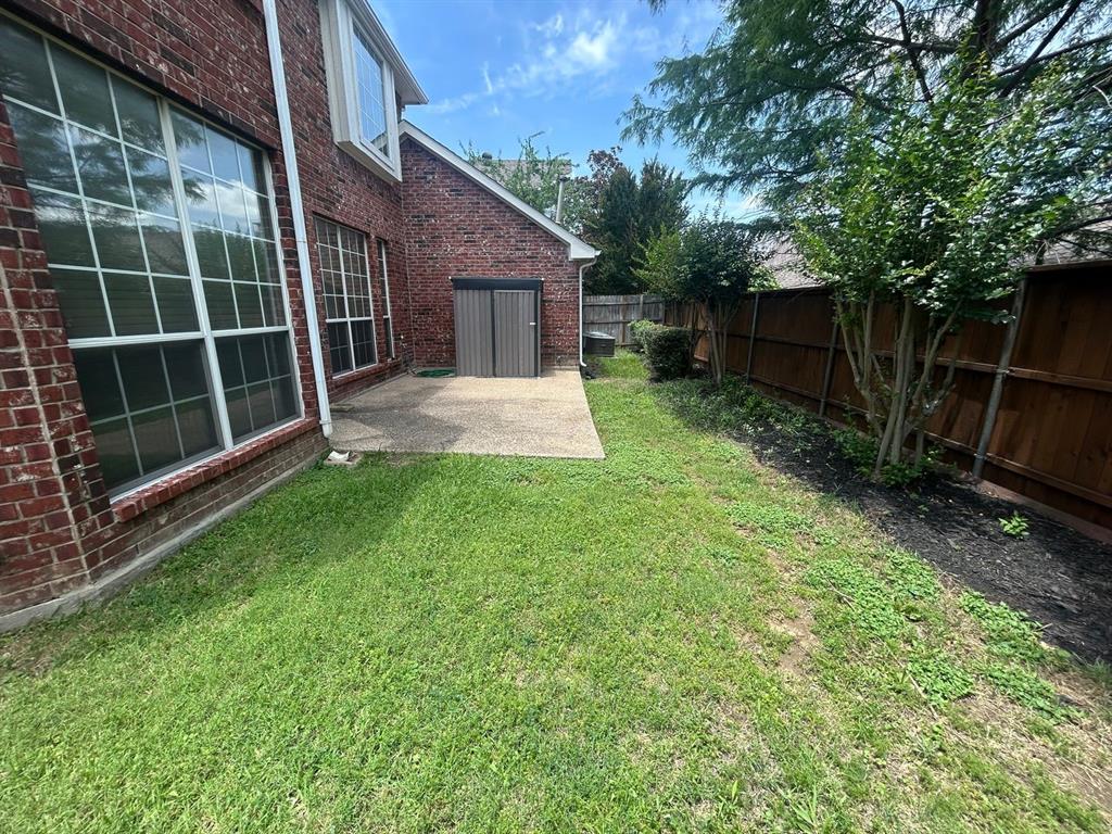 588 Southridge Way Irving, TX 75063 - Photo 26 of 26 a view of backyard with green space