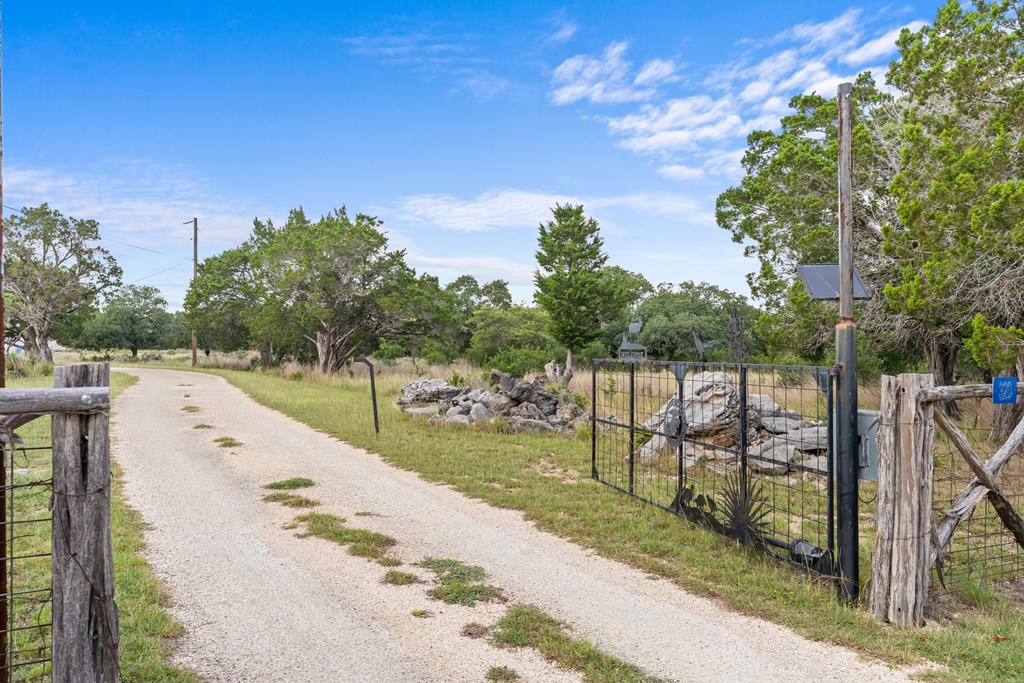 320 Spicer Loop Kerrville, TX 78028 - Photo 3 of 48