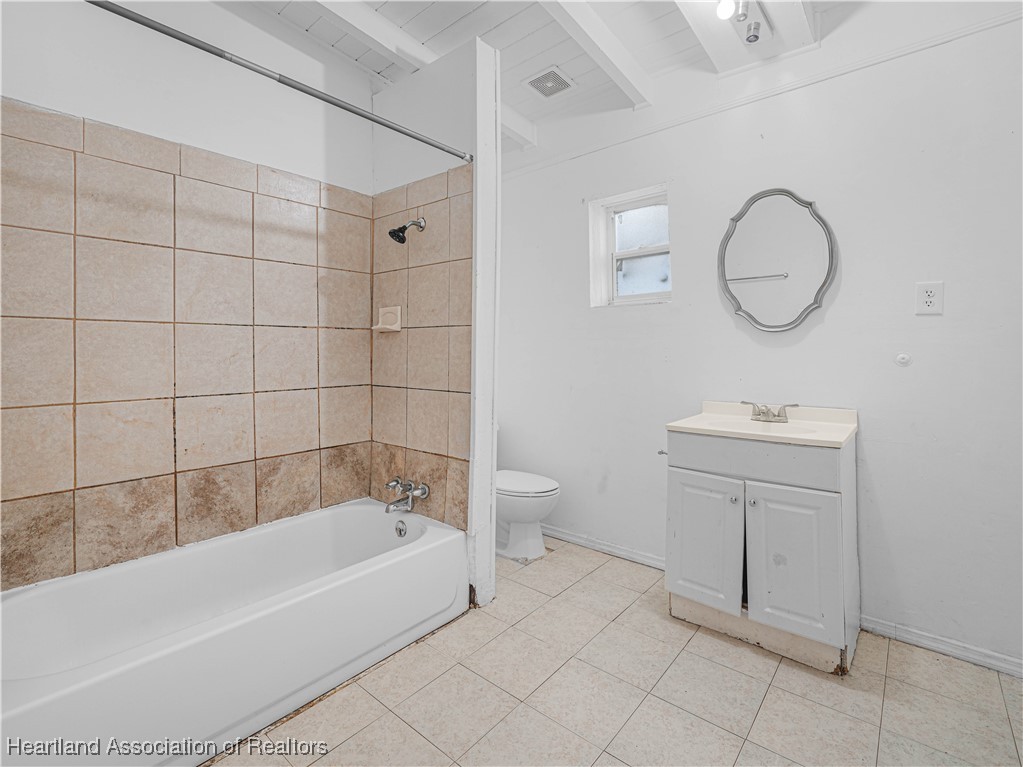 657 North Hollandtown Road Wauchula, FL 33873 - Photo 11 of 25 a bathroom with a bathtub a sink a toilet and a mirror