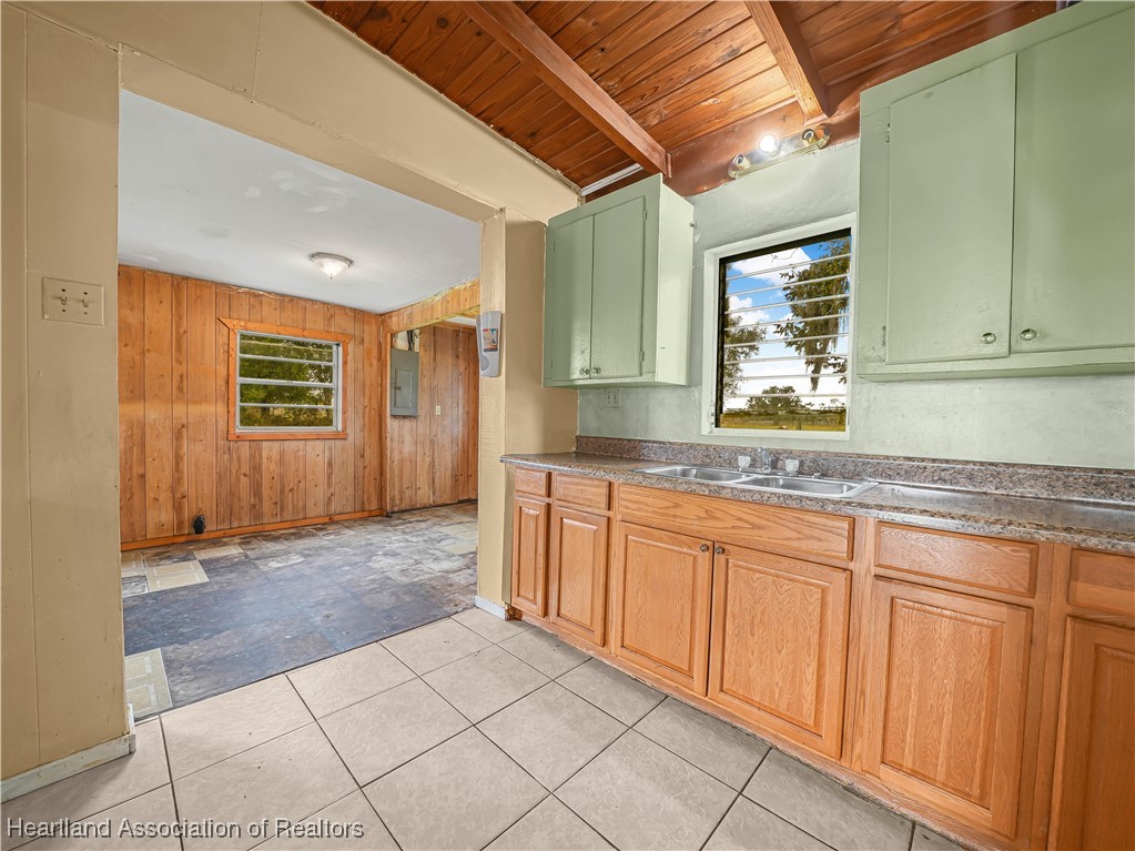 657 North Hollandtown Road Wauchula, FL 33873 - Photo 14 of 25 a kitchen with granite countertop a sink and cabinets