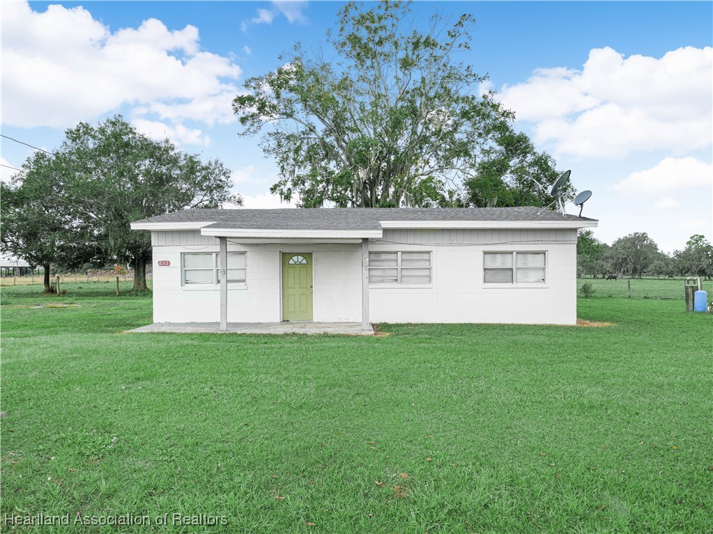 657 North Hollandtown Road Wauchula, FL 33873 - Photo 2 of 25 a view of a house with a yard