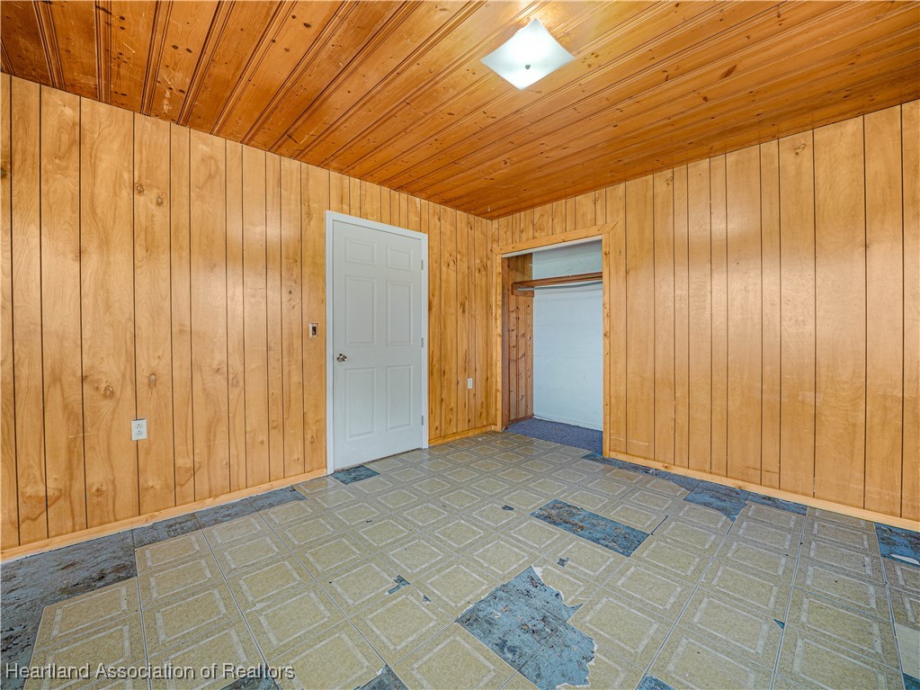 657 North Hollandtown Road Wauchula, FL 33873 - Photo 8 of 25 a view of entryway with wooden walls