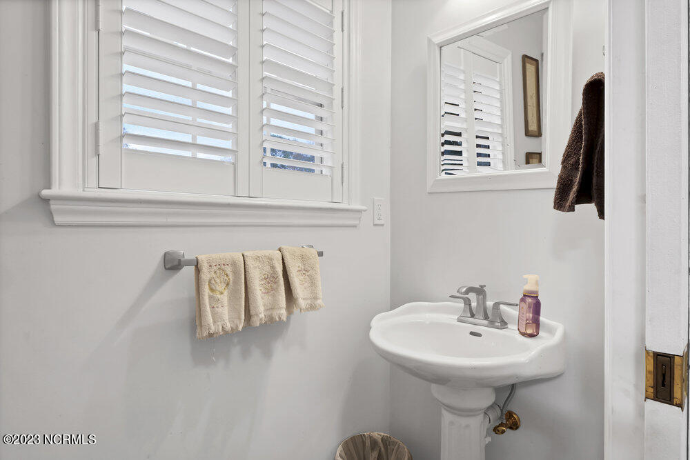 800 Fox Ridge Lane Wilmington, NC 28405 - Photo 19 of 50 Half Bathroom
