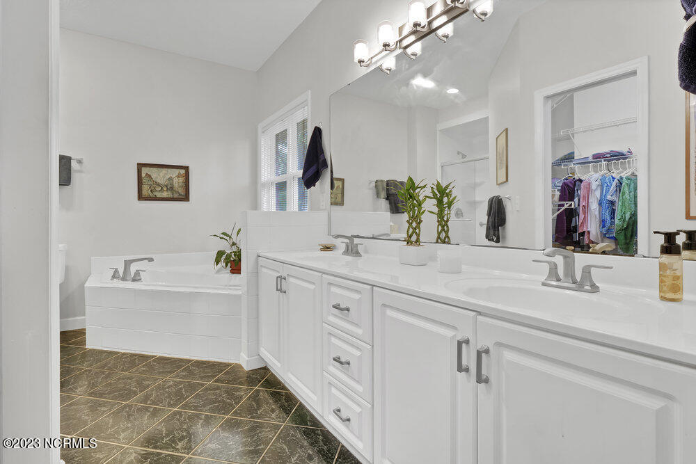 800 Fox Ridge Lane Wilmington, NC 28405 - Photo 24 of 50 Primary Bathroom