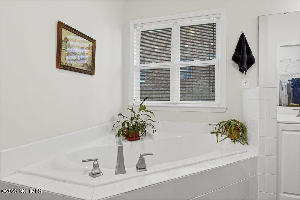 800 Fox Ridge Lane Wilmington, NC 28405 - Photo 25 of 50 Primary Bathroom