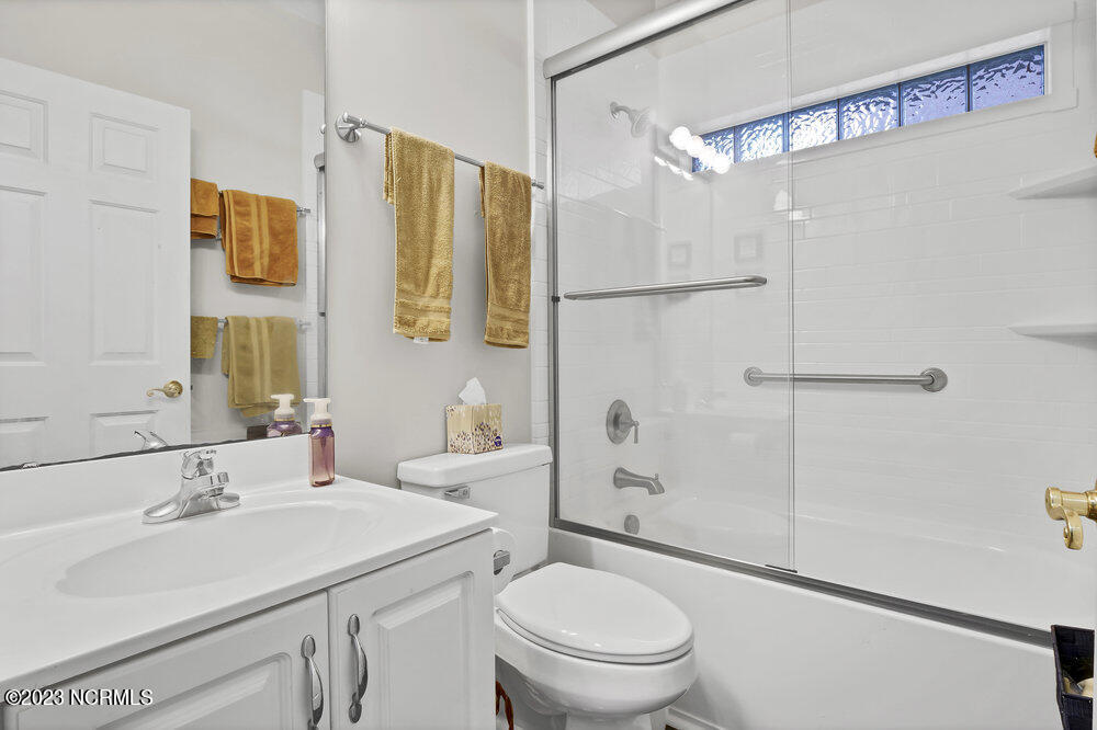 800 Fox Ridge Lane Wilmington, NC 28405 - Photo 29 of 50 Second Full Bathroom