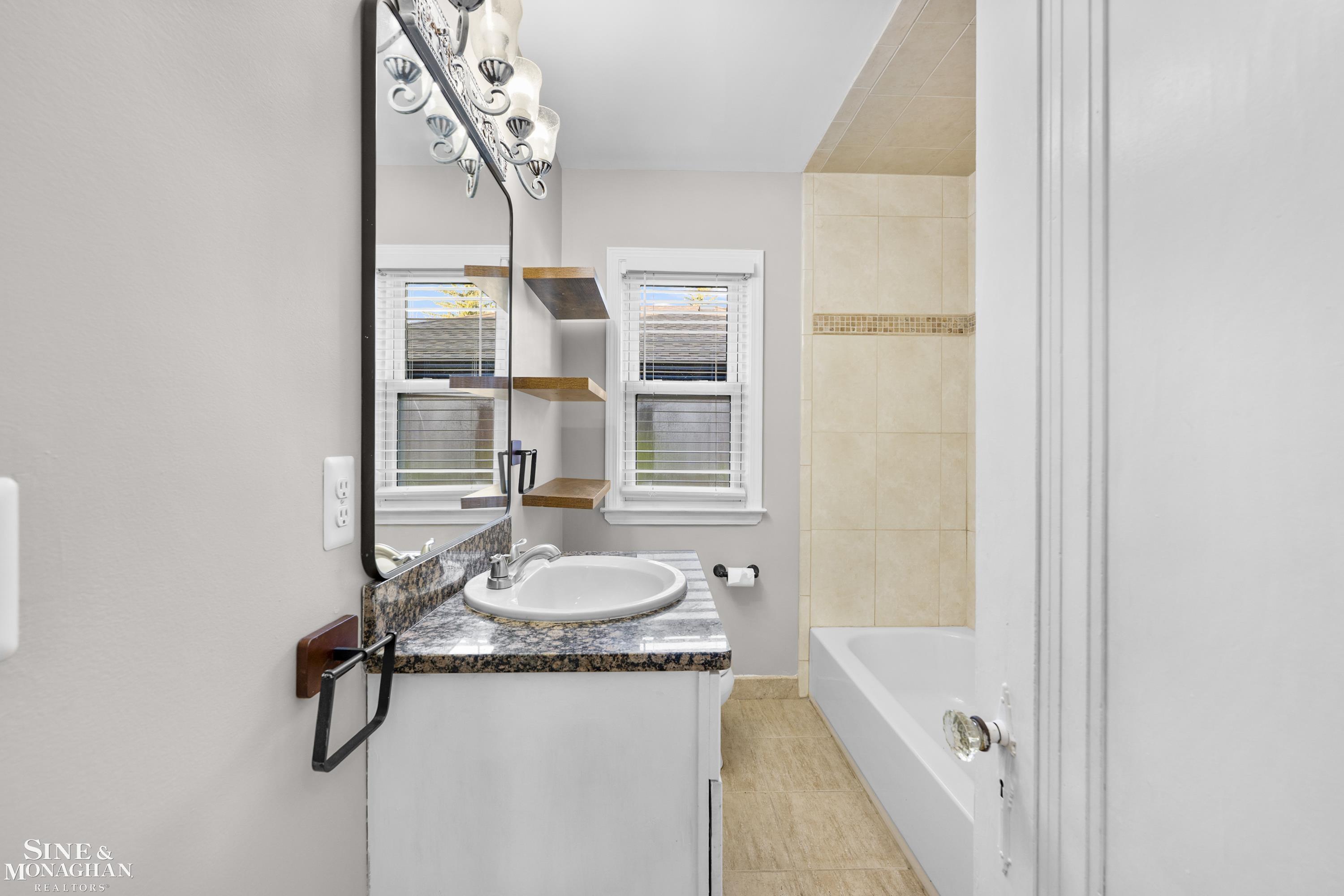 2134 Hawthorne Road Grosse Pointe, MI 48236 - Photo 16 of 49 50187927-4a5cca51-4ddd-4cb5-9564-6983b2328e9c.JPG