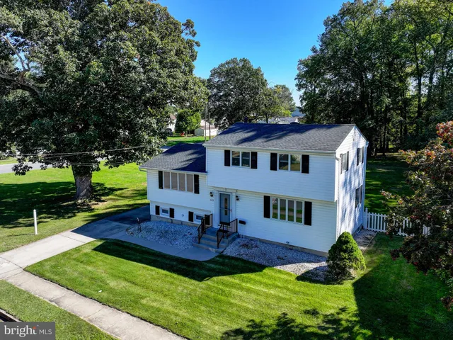 a view of house with a yard