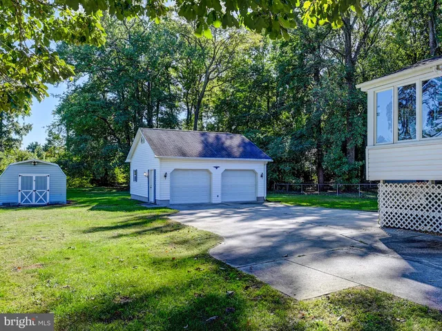 a view of a back yard