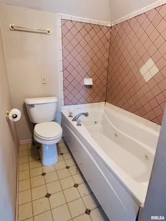 $155,000 | 560 North Crafford Street, Bushnell, IL 61422