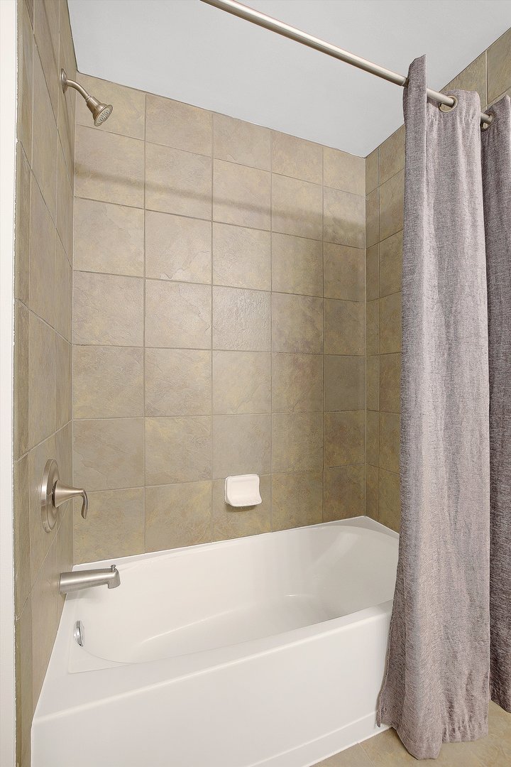 520 South State Street, Unit 510 Chicago, IL 60605 - Photo 24 of 34 a bathroom with a shower and a bath tub