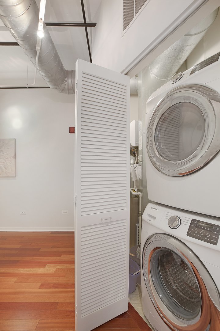 520 South State Street, Unit 510 Chicago, IL 60605 - Photo 25 of 34 a utility room with dryer and washer