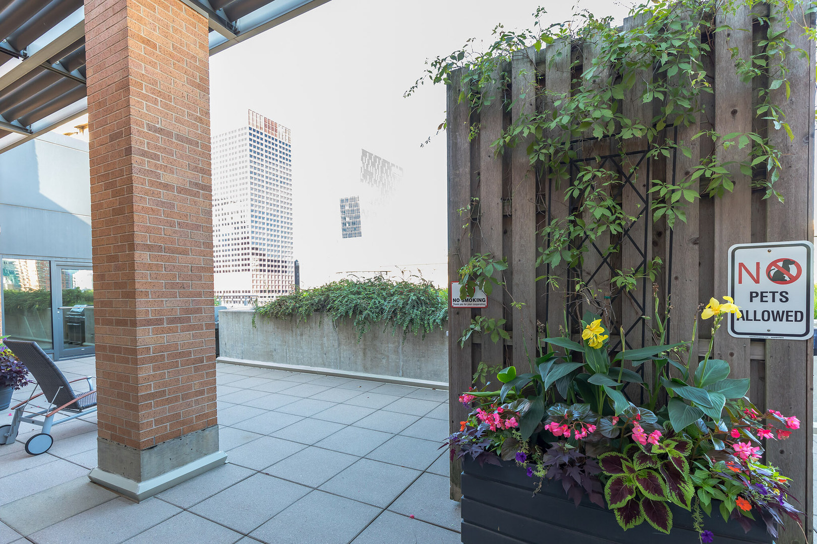 520 South State Street, Unit 510 Chicago, IL 60605 - Photo 31 of 34 a bunch of flowers in front of yellow house