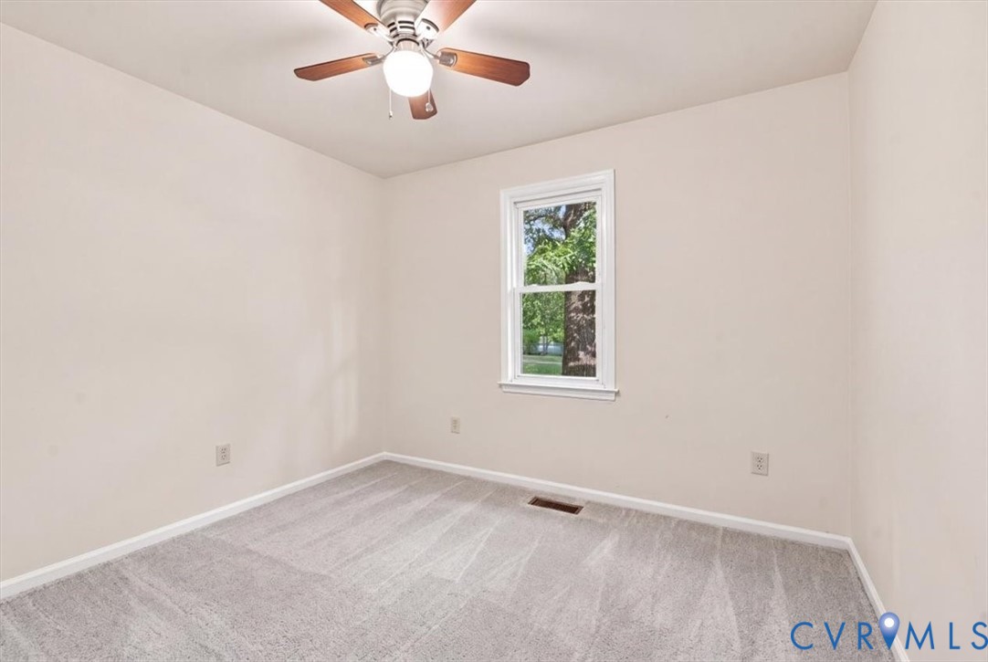 21103 Rabbit Run Petersburg, VA 23803 - Photo 21 of 27 Neutral wall finishes, light gray carpet, and a ce