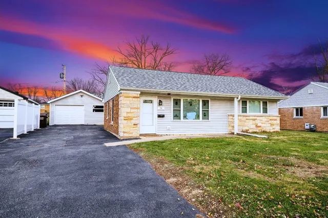 a view of a house with a yard