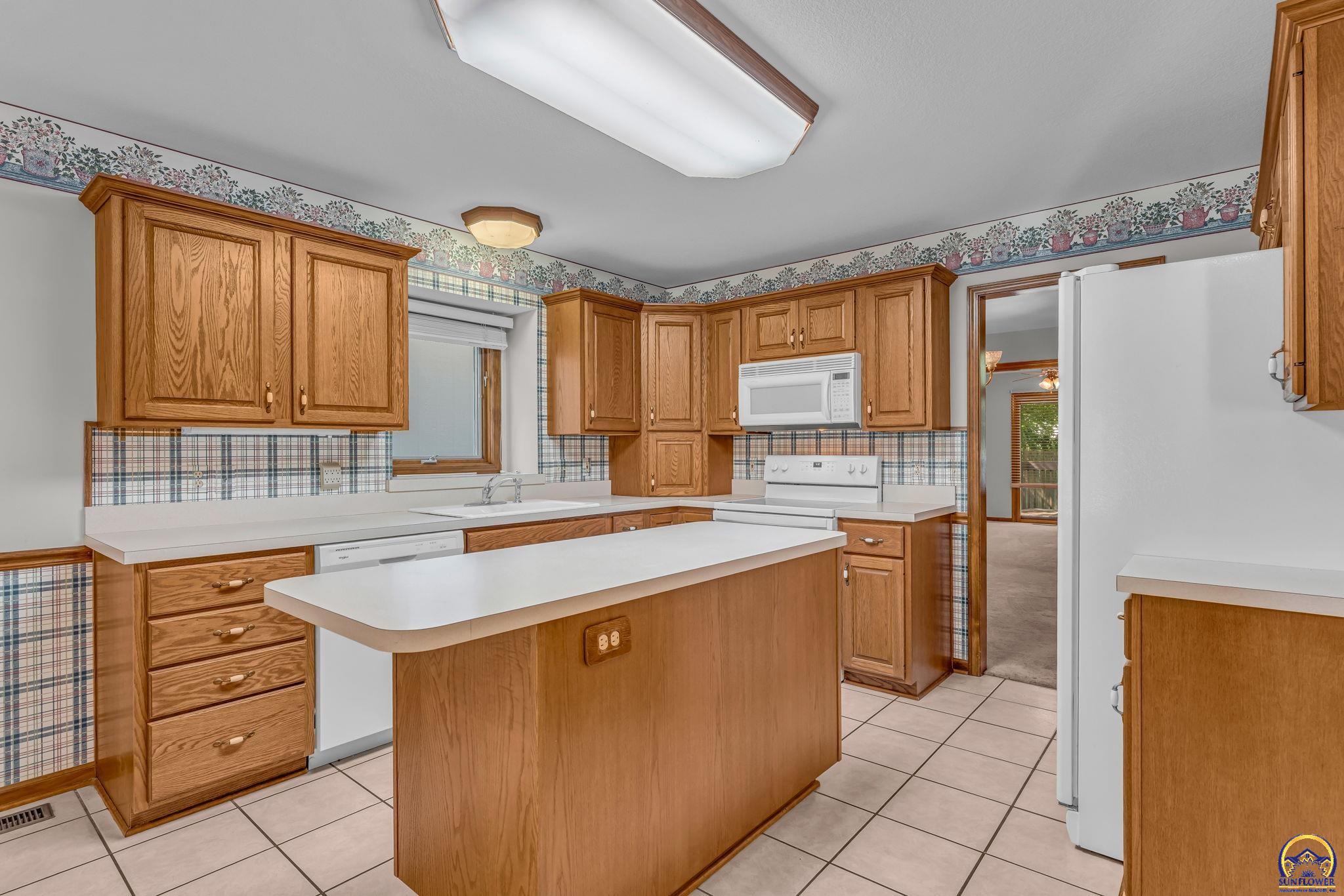 6400 Southwest Castle Lane Topeka, KS 66614 - Photo 12 of 36