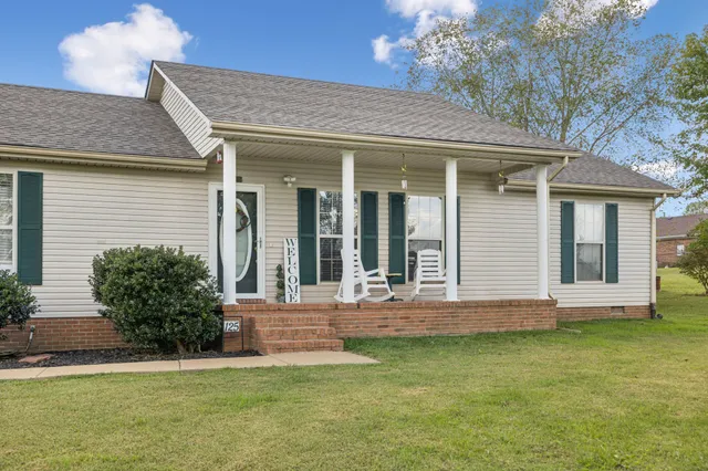 a view of a house with a yard