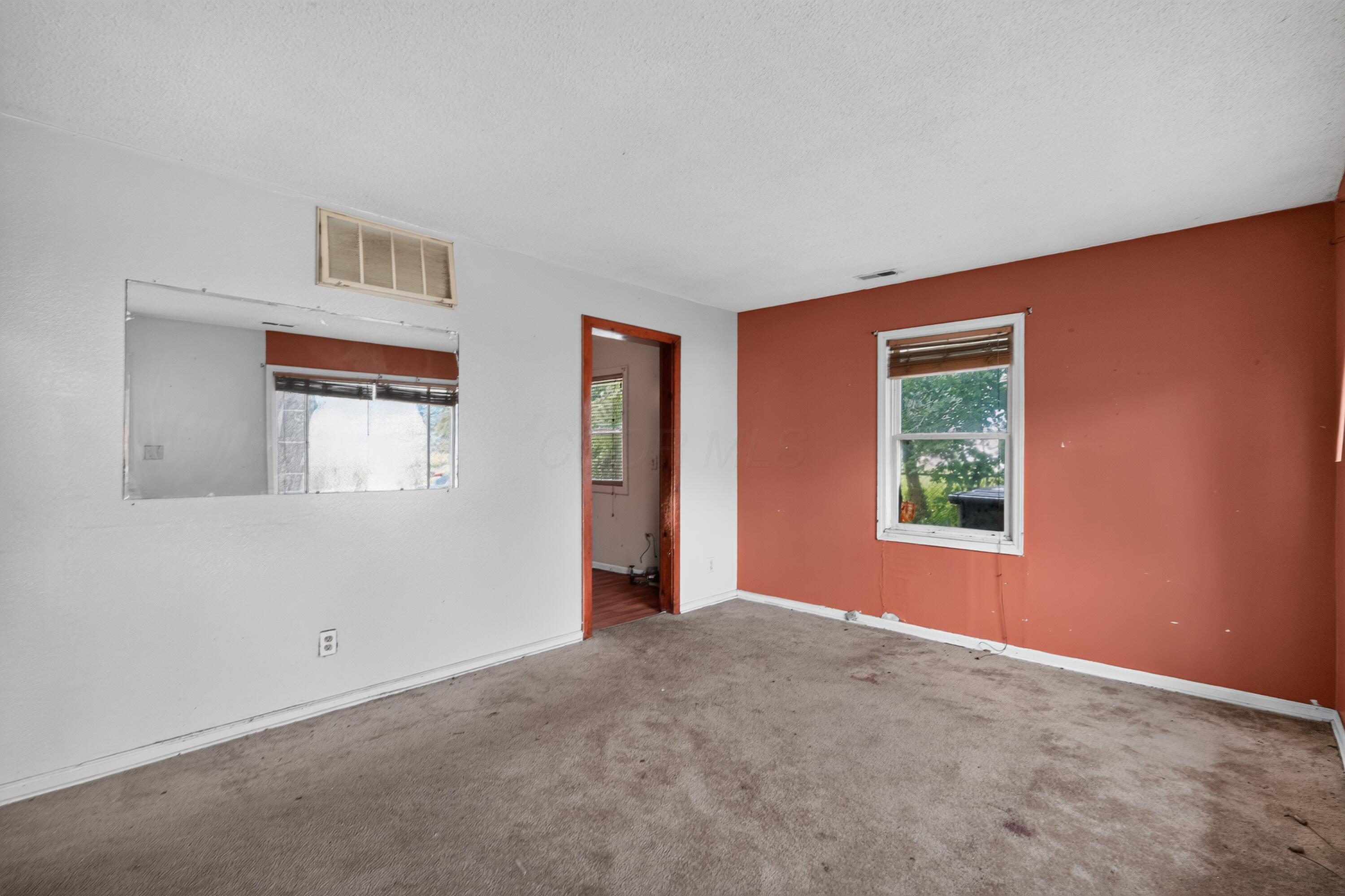 2405 Lindale Road Columbus, OH 43224 - Photo 4 of 16 07_2405_Lindale_Rd-Living_room-le-2