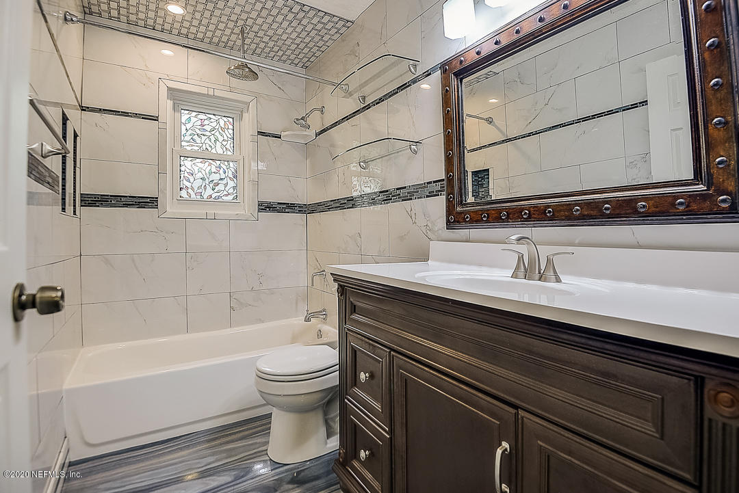 115 Beechwood Road St. Augustine, FL 32086 - Photo 18 of 28 a bathroom with a sink a toilet and a bathtub