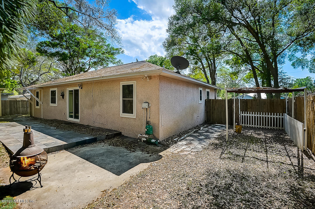 115 Beechwood Road St. Augustine, FL 32086 - Photo 22 of 28 a backyard of a house with table and chairs