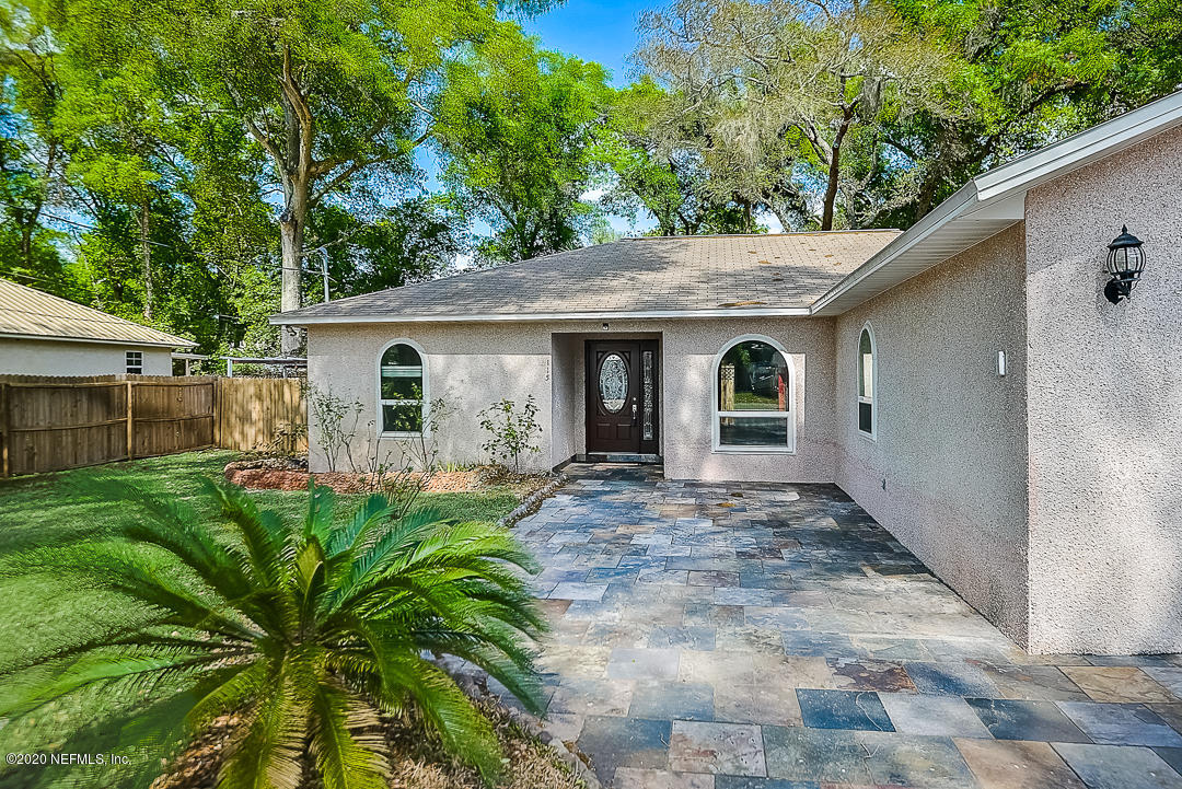 115 Beechwood Road St. Augustine, FL 32086 - Photo 3 of 28 a front view of a house with a garden