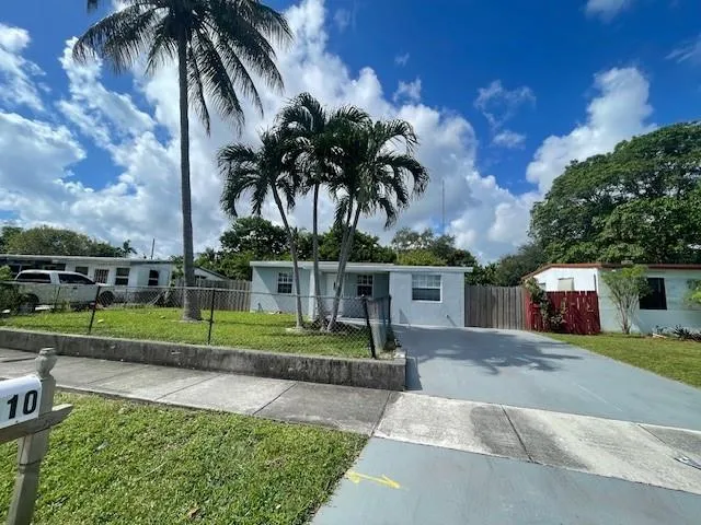 a view of a backyard with palm trees