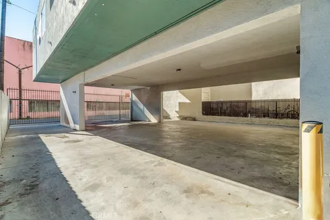 a view of a big room with an outdoor space