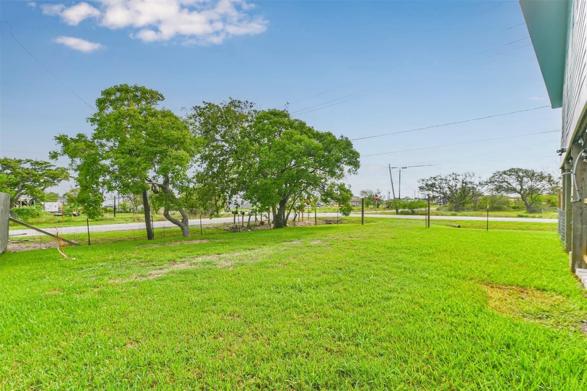 1004 20th Street Dickinson, TX 77539 - Photo 5 of 38