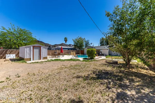 a view of a yard with a house
