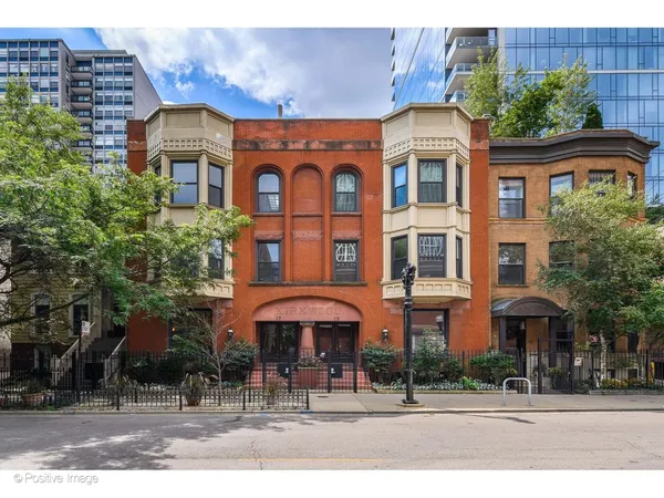 $1,195,000 | 17 East Division Street, Unit 1E, Chicago, IL 60611
