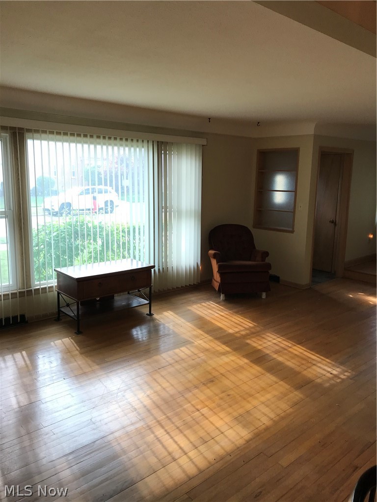 1364 Dill Road Cleveland, OH 44121 - Photo 2 of 25