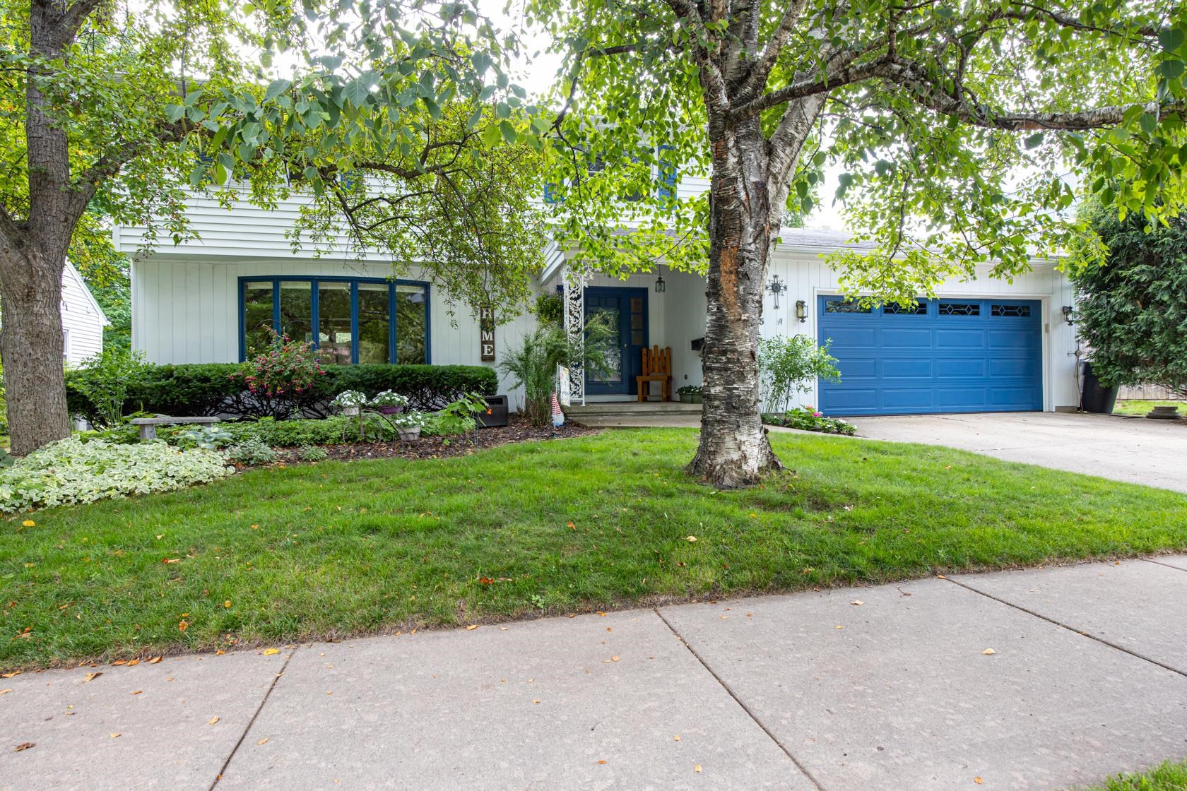 1715 North Viola Street Appleton, WI 54911 - Photo 1 of 44
