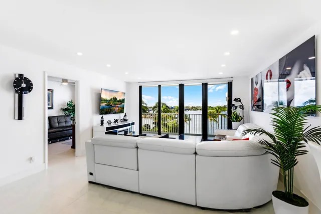 $1,175,000 | 2860 South Ocean Boulevard, Unit 512, Palm Beach, FL 33480