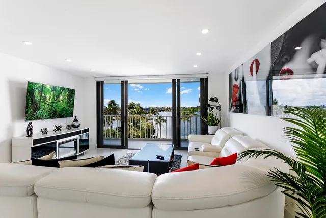 $1,175,000 | 2860 South Ocean Boulevard, Unit 512, Palm Beach, FL 33480