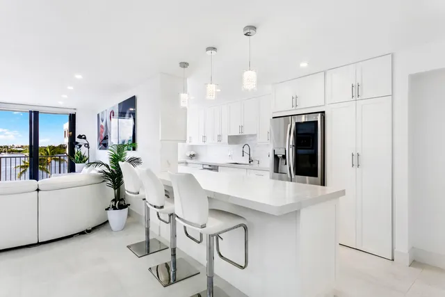 $1,175,000 | 2860 South Ocean Boulevard, Unit 512, Palm Beach, FL 33480