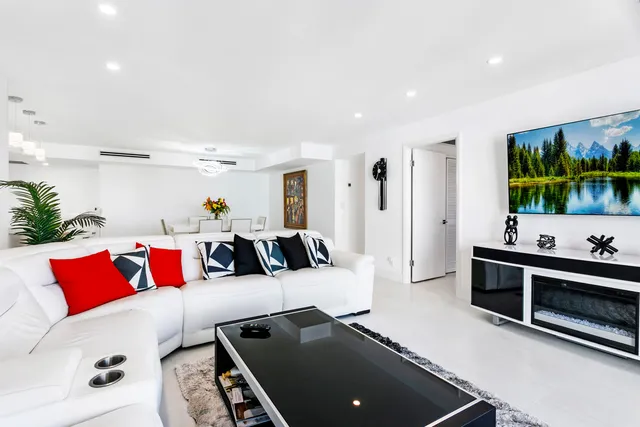 $1,175,000 | 2860 South Ocean Boulevard, Unit 512, Palm Beach, FL 33480