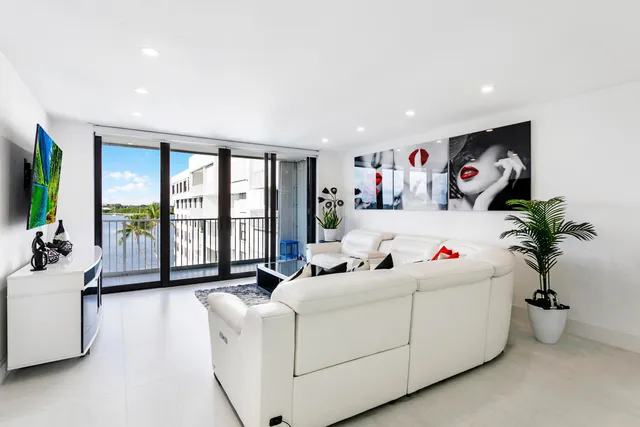 $1,175,000 | 2860 South Ocean Boulevard, Unit 512, Palm Beach, FL 33480