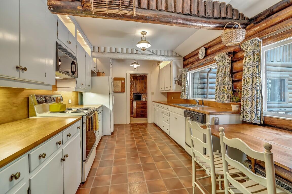 104 Sunset Road Boothbay Harbor, ME 04538 - Photo 8 of 37 12