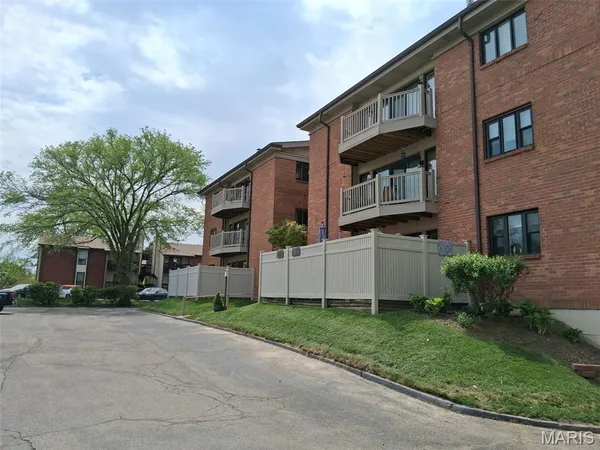 $1,800,000 | 1025 Lacouer Drive, Kirkwood, MO 63122