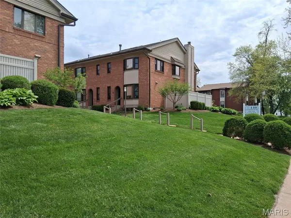 $1,800,000 | 1025 Lacouer Drive, Kirkwood, MO 63122