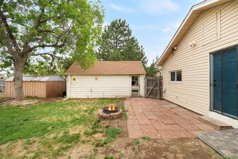 a view of a backyard