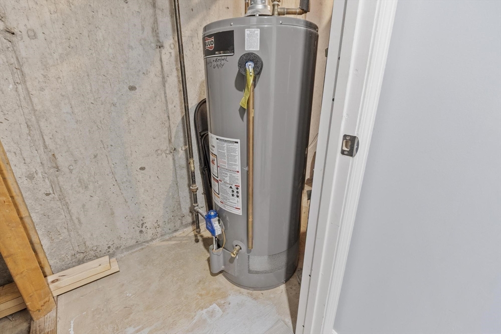 48 Fox Meadow Road, Unit F Leominster, MA 01453 - Photo 26 of 36 a utility room with dryer and washer