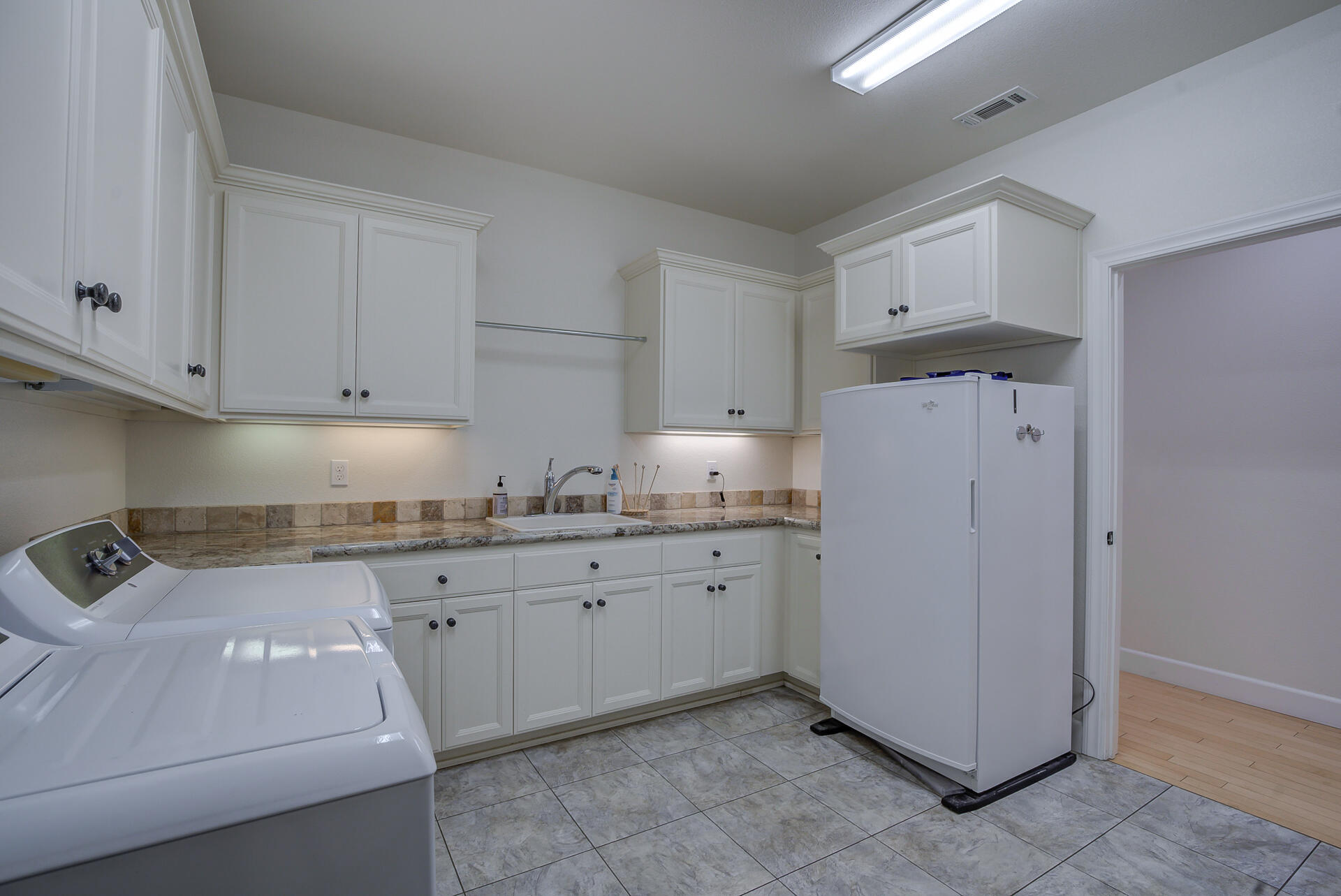 2000 Princeton Way Redding, CA 96003 - Photo 25 of 60 a kitchen that has a sink and a stove in it