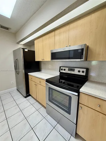 $2,300 | 18830 Northwest 57th Avenue, Unit 301, Hialeah, FL 33015
