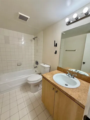 $2,300 | 18830 Northwest 57th Avenue, Unit 301, Hialeah, FL 33015